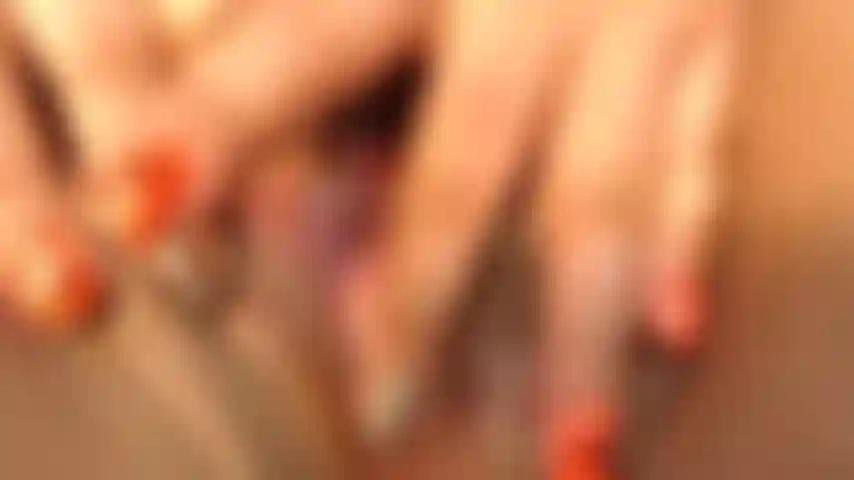 Papi olha fundo e de perto minha buceta depois de gozar.