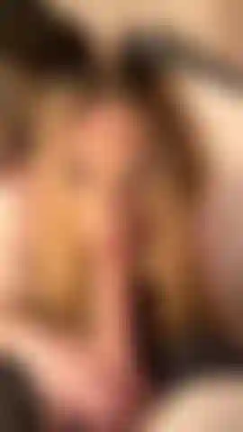 Garota coelhinha envolvendo suas lambidas ao redor do seu pau — 1 min de diversão de chupar pau em pov!