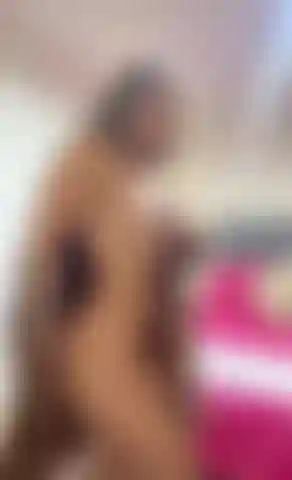 Sensual e brincalhona dentro do meu quarto.