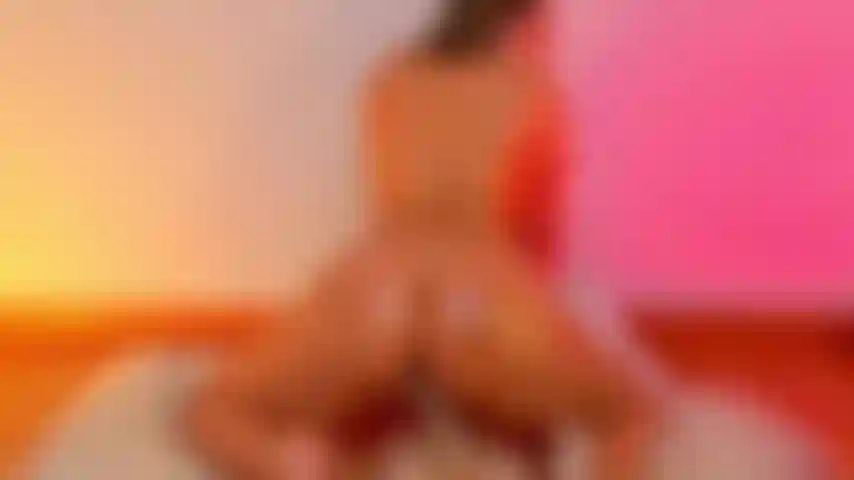 Montando um vibrador enorme e um torso profundo e duro.