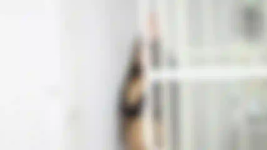 Sedução sensual: uma provocação lenta.