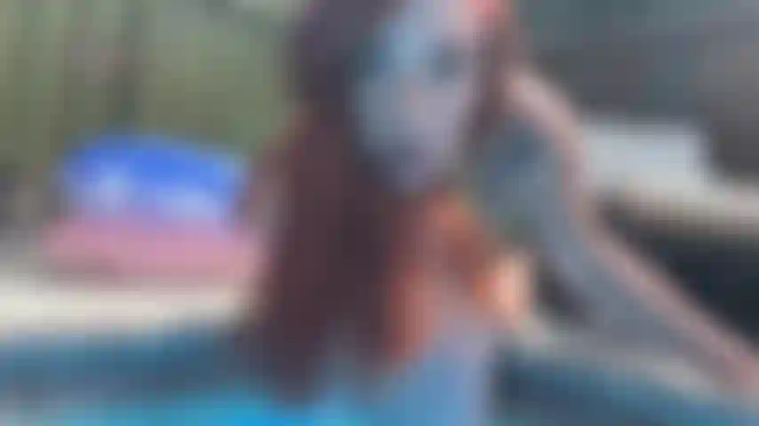 💦 Adoração à sola molhada à beira da piscina e negação - você já é um pervertido por pés, mas o que poderia torná-los ainda melhores? Solas e dedos molhados brilhando com a água e esperando pela sua adoração. Meus pés perfeitamente pedicurados merecem uma sessão quente de adoração enquanto fico à beira da piscina e aproveito o sol. Encharcada, parecendo tão gostosa de chupar e linda. Compre este clipe para adorar minhas solas molhadas e ser negado com uma contagem regressiva de negação.