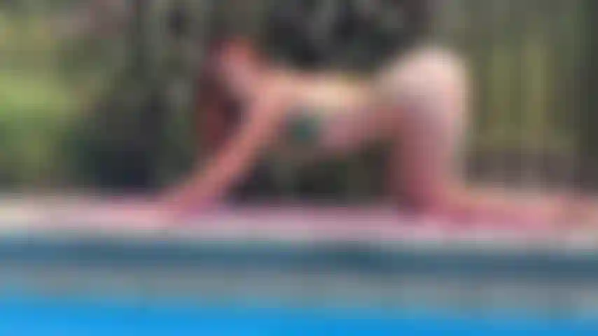 Se masturbe para mim enquanto tomo banho de sol - tenho uma tarefa divertida para você! Quero que você se masturbe para o meu corpo enquanto fico deitada à beira da piscina e te ignoro enquanto me bronzeio. Minha pele sedosa nos raios de sol te leva a uma frenesi de gooning, se tocando enquanto minha bunda deliciosa fica com um bronzeado profundo e bonito. Estou te dando os ângulos mais sensuais dos meus pés número 42, bunda, costas, seios e pernas deitada ao sol para que você possa se masturbar antes de eu finalmente te permitir gozar para mim. Adore meu corpo enquanto se toca, me dando toda a sua atenção enquanto não recebe nada da minha.