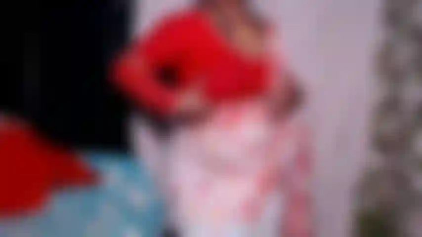 Aperto meus seios abertos.