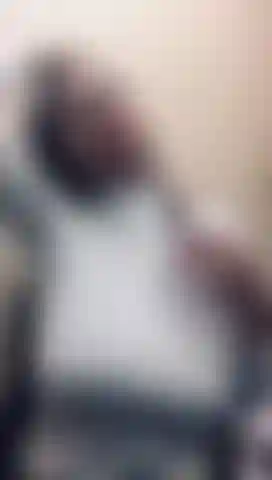 Provocando peitões pendurados balançando.