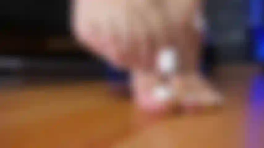 Cuspa pés + footjob + esperma nos pés.