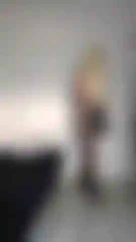 Striptease completo com meia arrastão e salto alto.