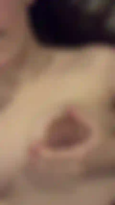 Brincando sensualmente com meus peitos.