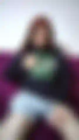 Me observe enquanto eu lentamente chupо meus dedos, saboreando-os com desejo... Minhas mãos apertam e acariciam meus seios, exibindo-os só para você. Você quer mais?