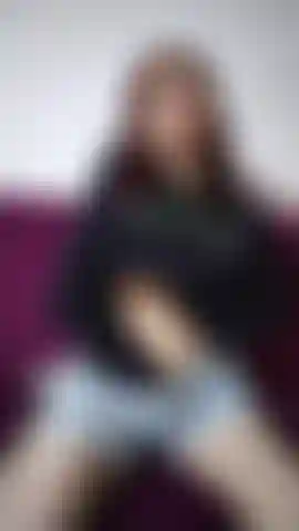 Me observe enquanto eu lentamente chupо meus dedos, saboreando-os com desejo... Minhas mãos apertam e acariciam meus seios, exibindo-os só para você. Você quer mais?