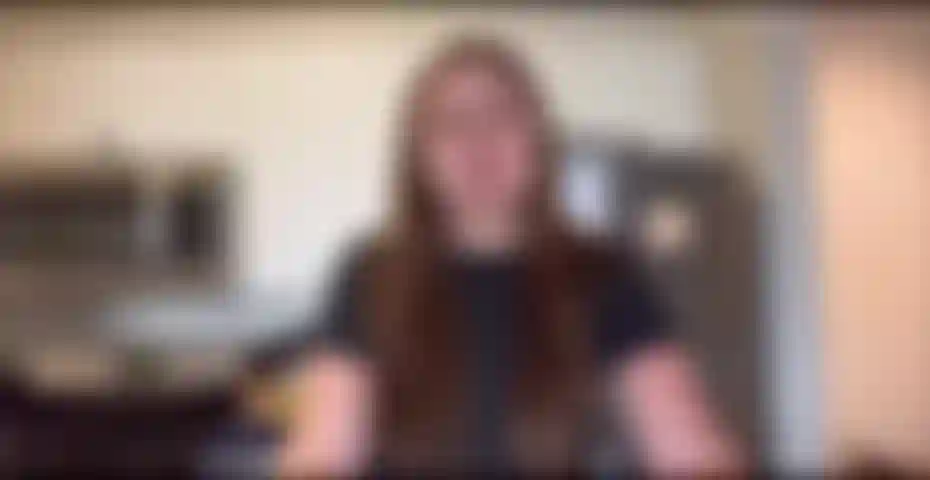 Usando o vibrador da minha amiga!