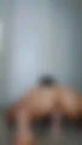 Pulando, gemendo, gozando.