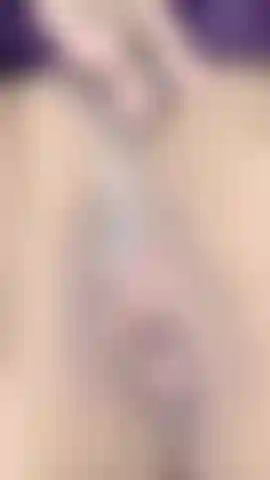 Dedilhando e esfregando minha boceta cremosa de perto.