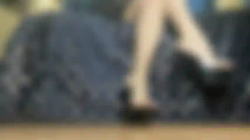 Pés descalços e salto plataforma aberto.