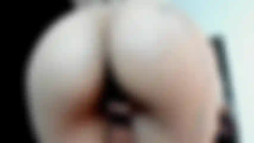 Adoro minha buceta e minha bunda grande.