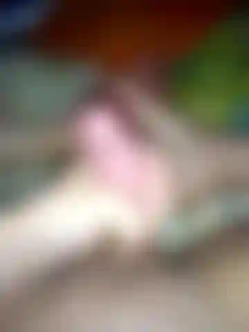 Assistindo pornografia e drenando as bolas nos pés (unhas rosa choque e carga branca e grossa)).