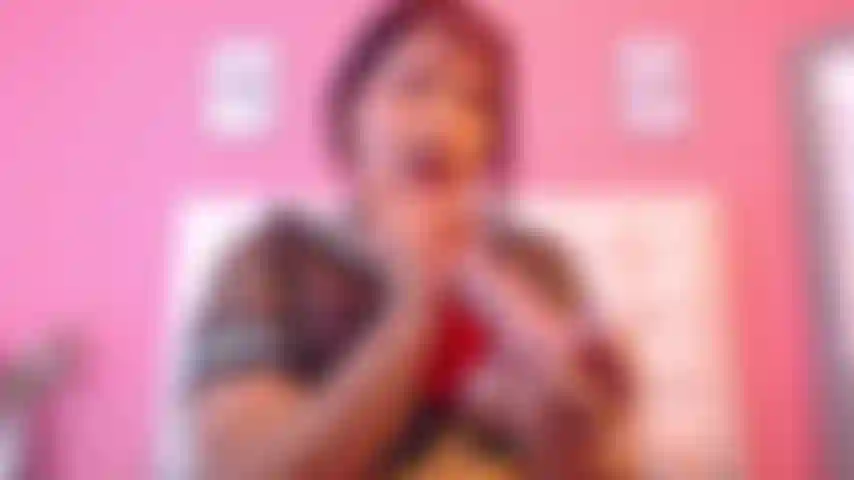 Saliva, boquete intenso, penetração profunda e gemidos.