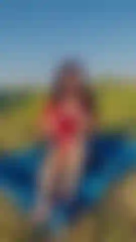 Wilder dreyes se masturbando ao ar livre.