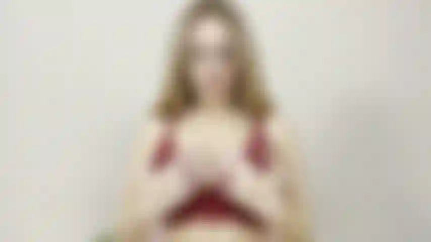 Solo 11/10/2023. Red lingerine e titplay. Massageio, balanço meus peitos, belisco, lambo e cuco meus mamilos.