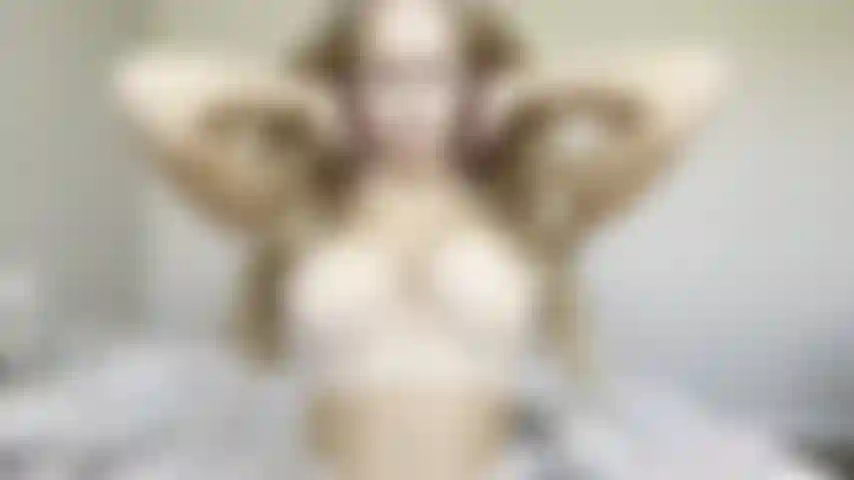 Solo 08/12/2023. Cueca bege. Brinco com meus peitos grandes e passo creme neles.