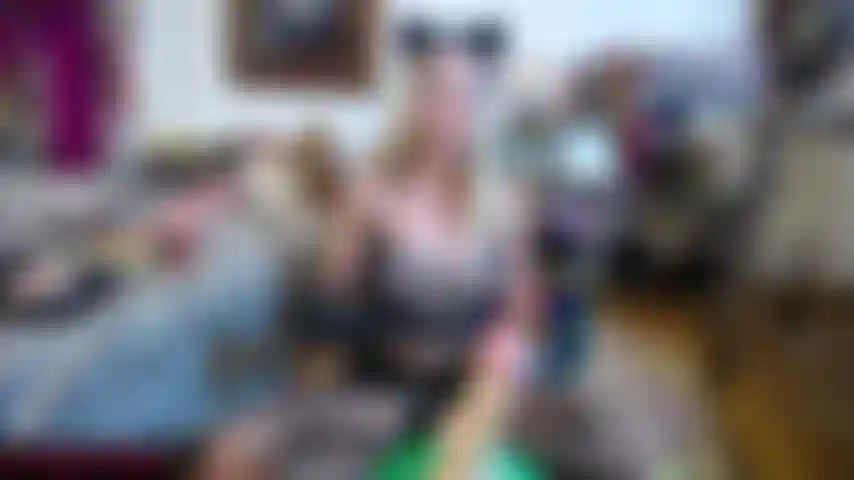 Masturba-se com luvas pretas goza nas tetas.