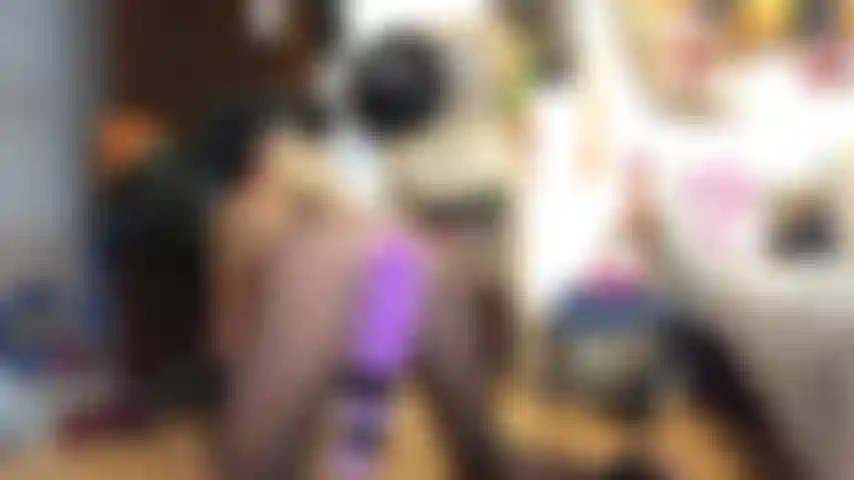 Eu uso body e gola também orelhas peludas e plug peludo! Eu ando como um gato eu começo um boquete. Me assista de cachorrinho e depois montando um vibrador grande que vai me fazer esguichar!!! Aproveite!!!