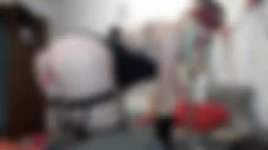 Um vibrador plugado na minha cadeira... Omg... Chupando e depois montando... Claro que eu esguicho naquele vibrador e eu quero você para encher meu rosto no final. Aproveite me divirta com minha cadeira dildo!