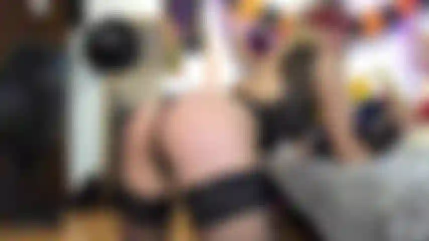 Me observe com vestido de coelho!! Uma coelhinha sexy que vai foder o cu! Claro que esguicho toda, e te dou minha bunda aberta para encher com sua porra !!! Não perca essa!