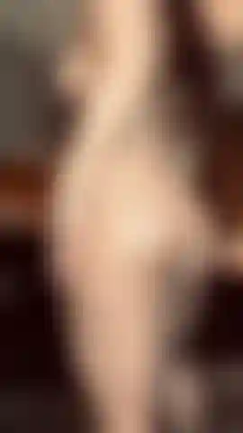 Provoco você com meu corpo todo oleoso e esses saltos abertos.