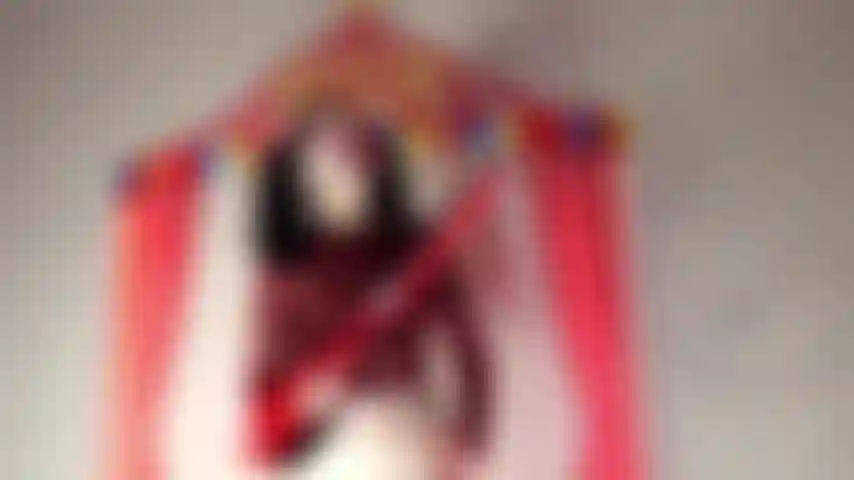 Tênis de palhaço sujo.