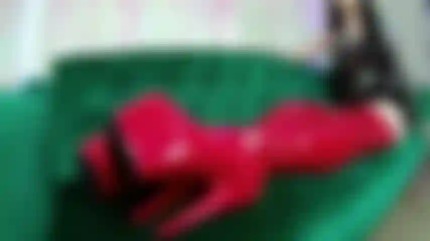 Adore minhas botas vermelhas.