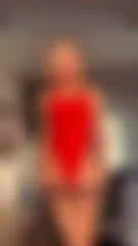 Afogada em dívidas.