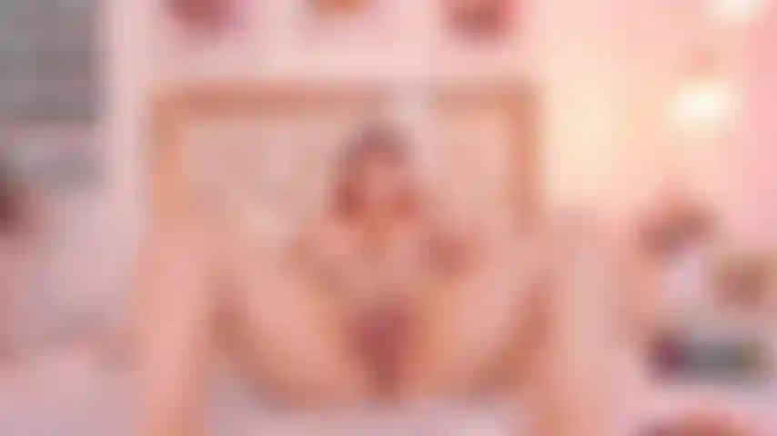 Brincando com minha buceta peluda.