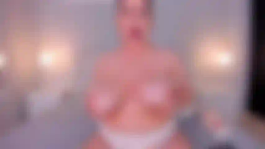 Óleo quente aparece nos meus peitos incríveis.