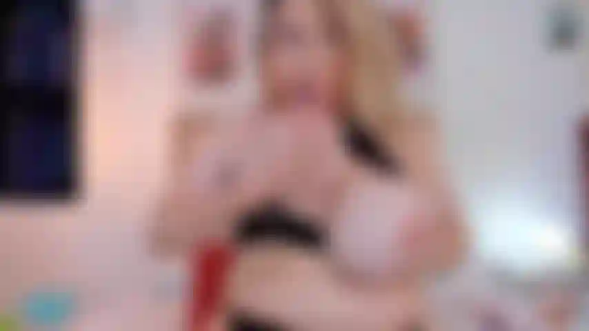 Chupando meus peitos grandes.