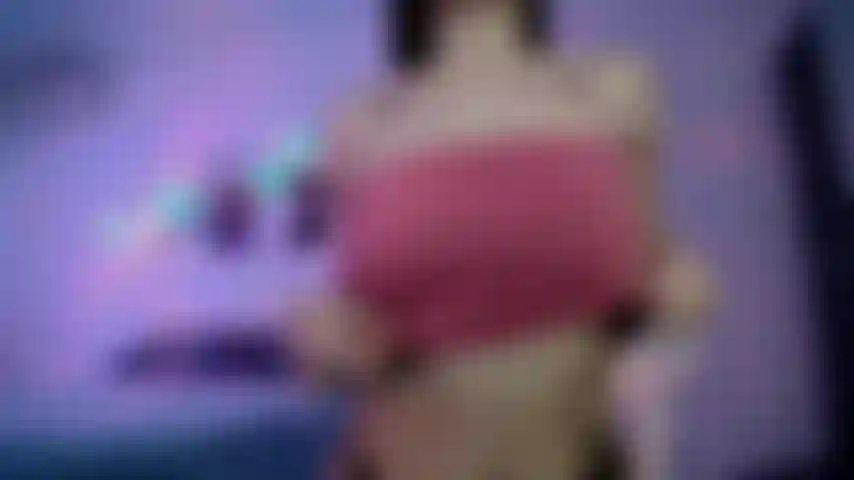 Faço massagem nos seios e brincadeira com os mamilos <3.